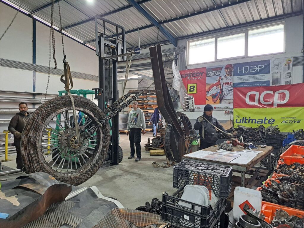 Motociclismo: Aqui estão as primeiras imagens da escultura de homenagem ao Paulo Gonçalves "Speddy" paulo gonçalves escultura