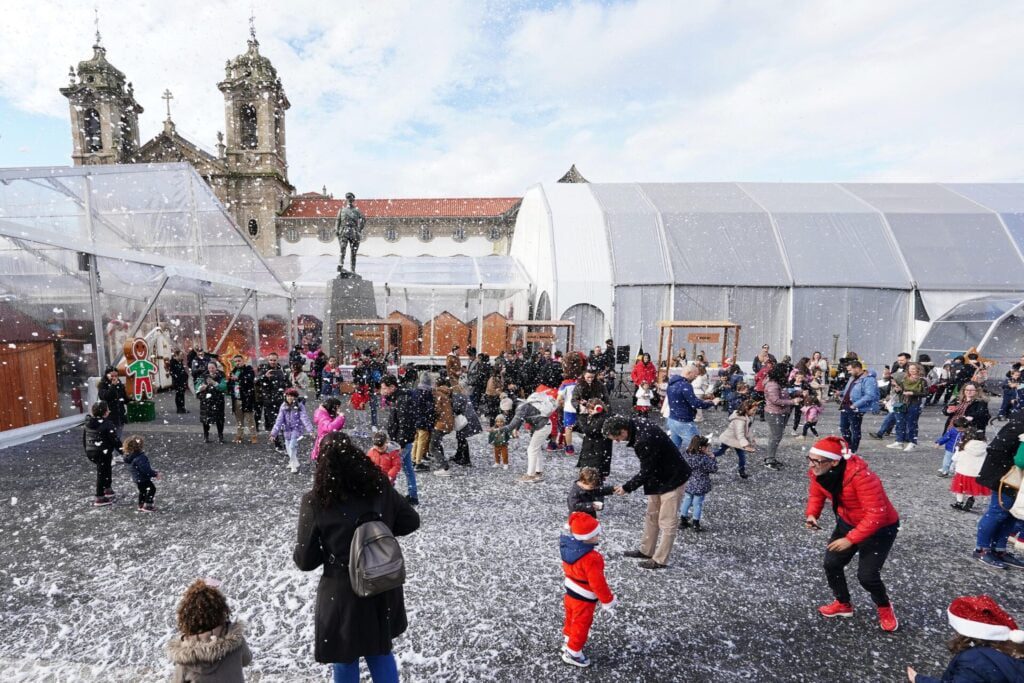 Braga: (c/fotos)Bananeiro da Pequenada invadiu Mercado de Natal 414445797 799162868918657 6739280652911942271 n