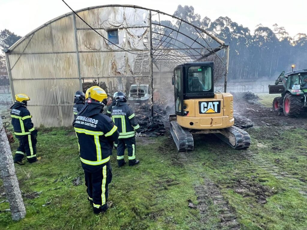 Viana: Incêndio consumiu estufa onde estava lenha em Alvarães 414483125 663992555892415 9143360254204868652 n
