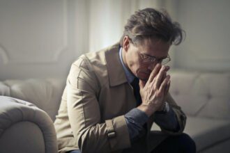 O aumento do custo de vida, em particular dos bens de primeira necessidade, dos combustíveis e de serviços de eletricidade, gás, água e Internet, podem dar origem à acumulação de dívidas que acabam por estrangular, ainda mais, os orçamentos mensais.