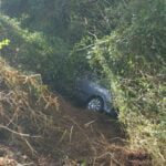 cai carro em ravina