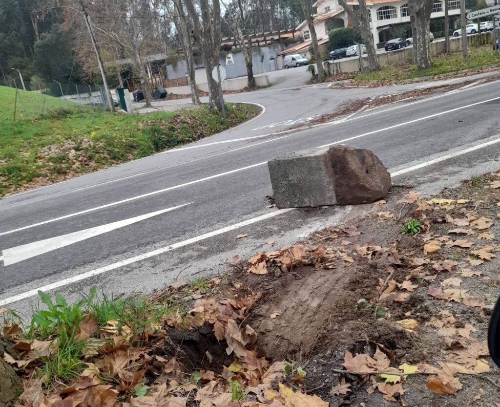 Viana: Camião arrasta bloco para a via EN13 EN13 Castelo Neiva