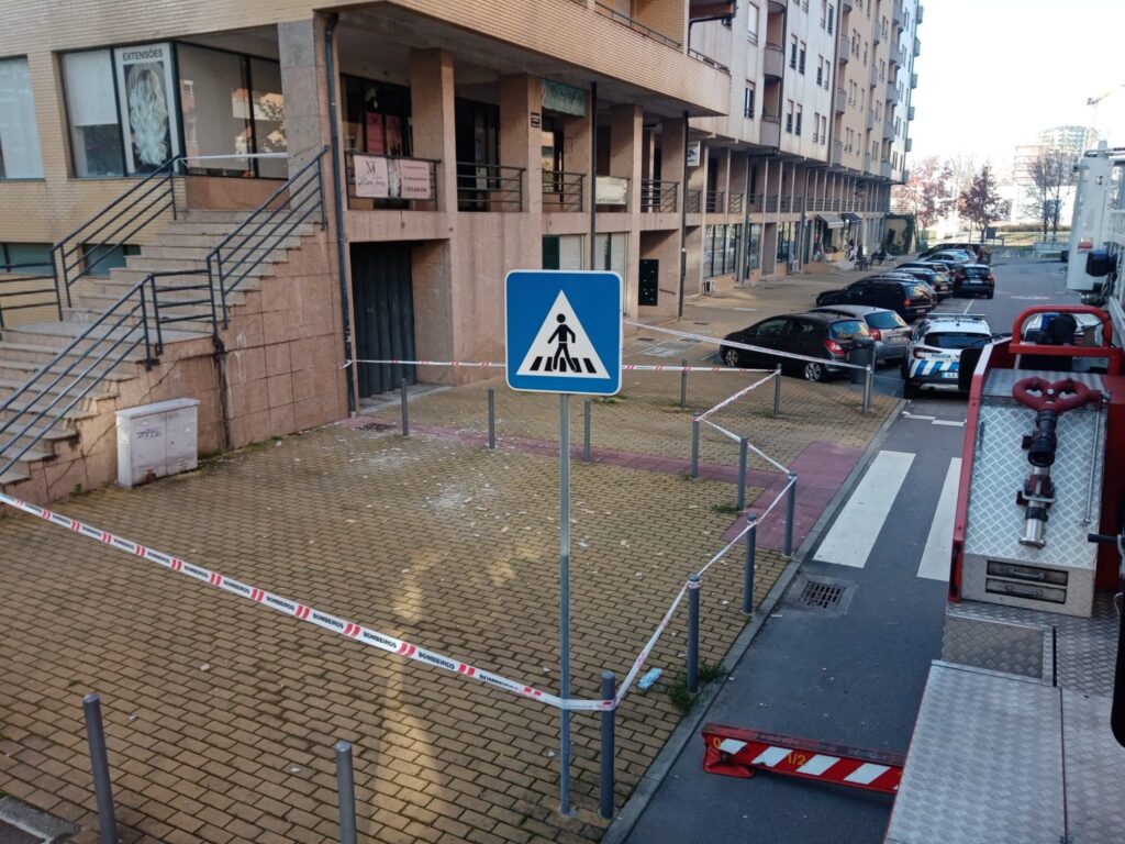 Braga: Azulejos de prédio em Lamaçães continuam em queda queda azulejos braga