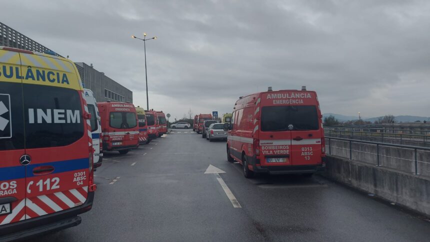 Braga: Bombeiros denunciam ambulâncias retidas por falta de macas no hospital caos hospital de braga