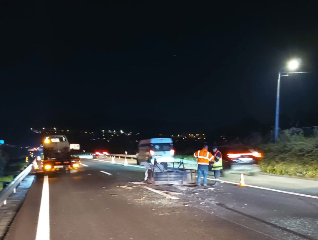 Braga: Violenta colisão na A11 arranca "caixa aberta" de carrinha acidente A11 2