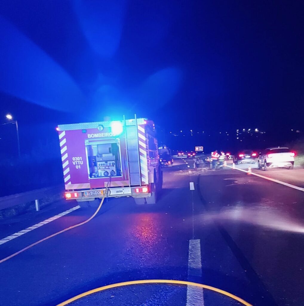 Braga: Violenta colisão na A11 arranca "caixa aberta" de carrinha acidente a11