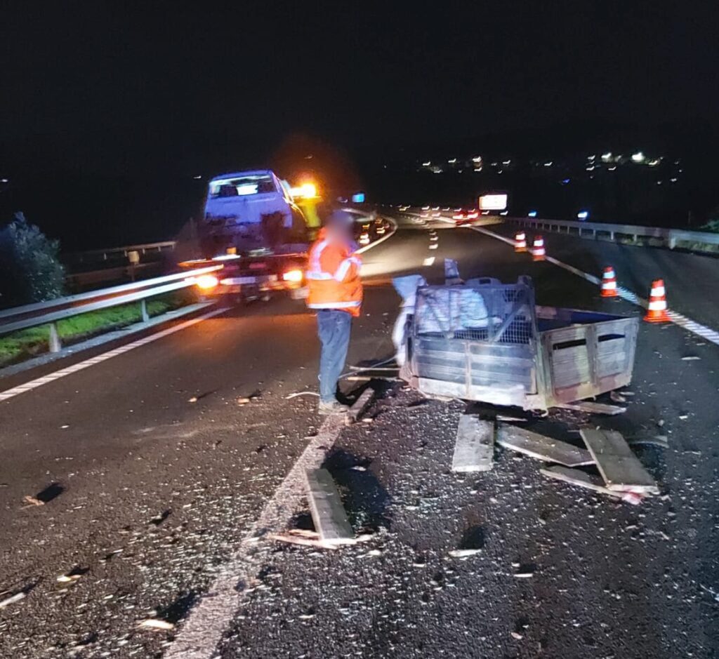 Braga: Violenta colisão na A11 arranca "caixa aberta" de carrinha acidente a11