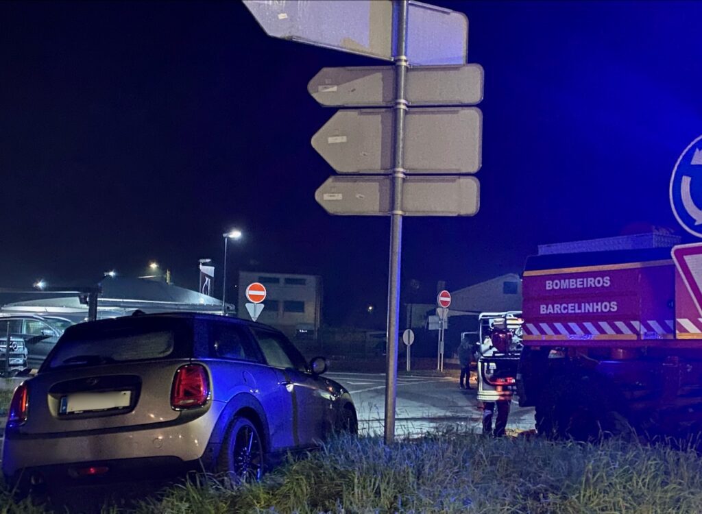 Barcelos: Três feridos após violenta colisão na EN103-1 em Vila Frescainha acidente EN103_1 - 2