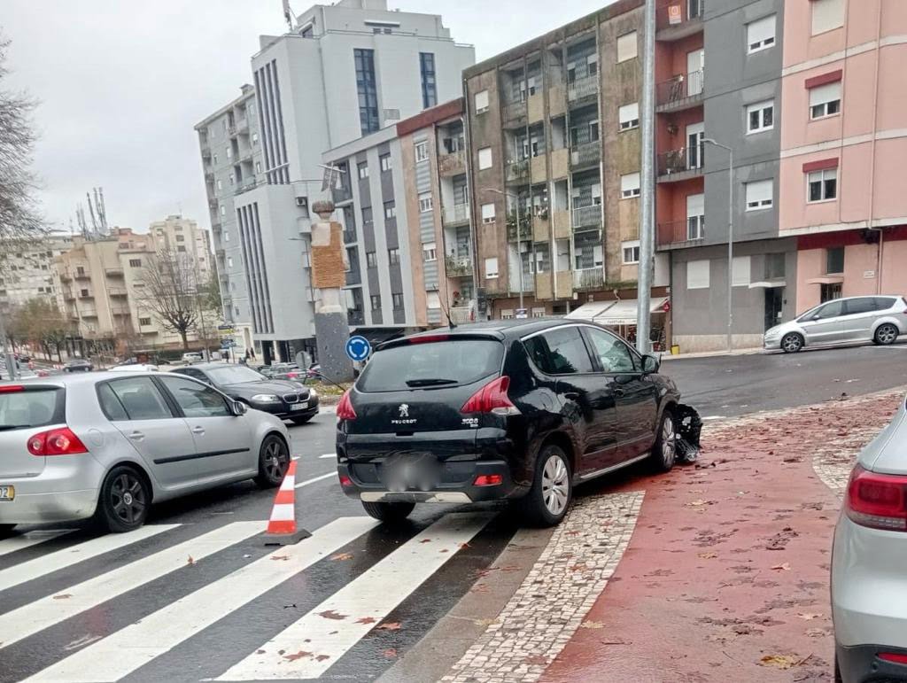 Braga: Carro despista-se contra um poste na avenida da Liberdade despiste braga 1