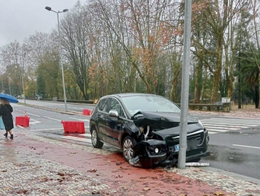 Braga: Carro despista-se contra um poste na avenida da Liberdade despiste braga