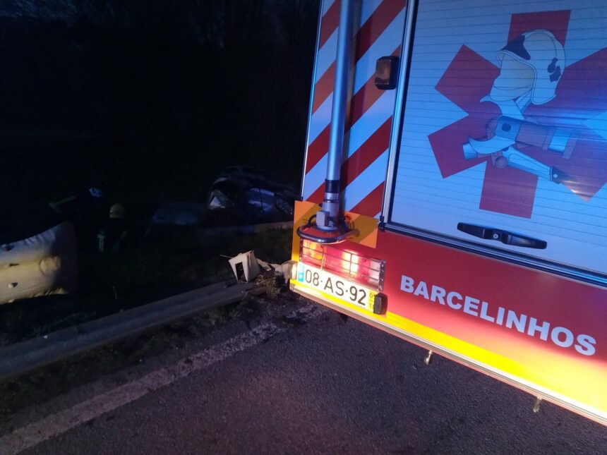 Barcelos: Despiste resulta numa vítima encarcerada BV Barcelinhos Barcelos