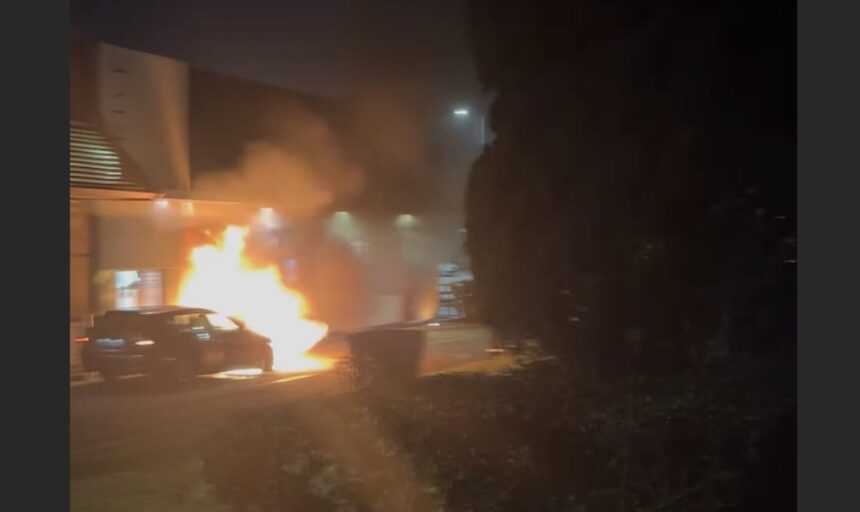 Braga: Carro arde no "Drive In" do MacDonald´s da UMinho carro arde macdonald uminho braga