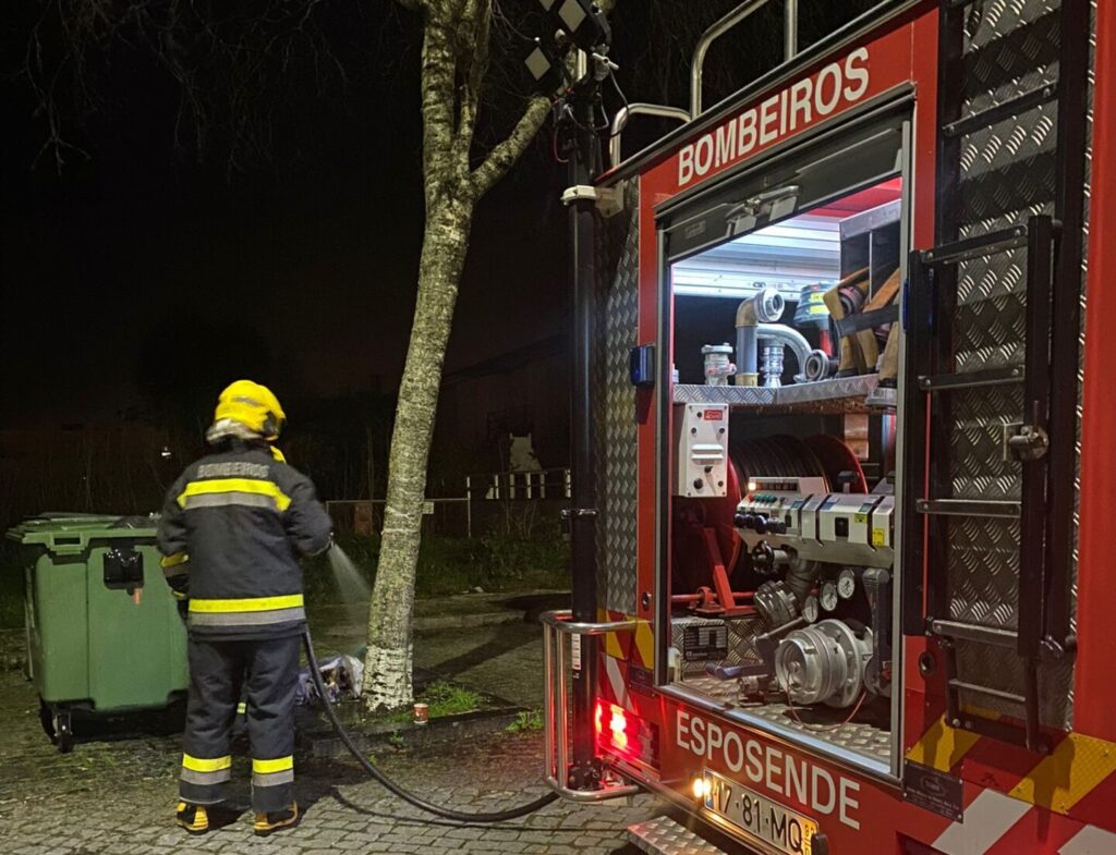 Esposende: Incêndio em contentor mobiliza bombeiros para a rua do Fanico incendio rua do fanico esposende