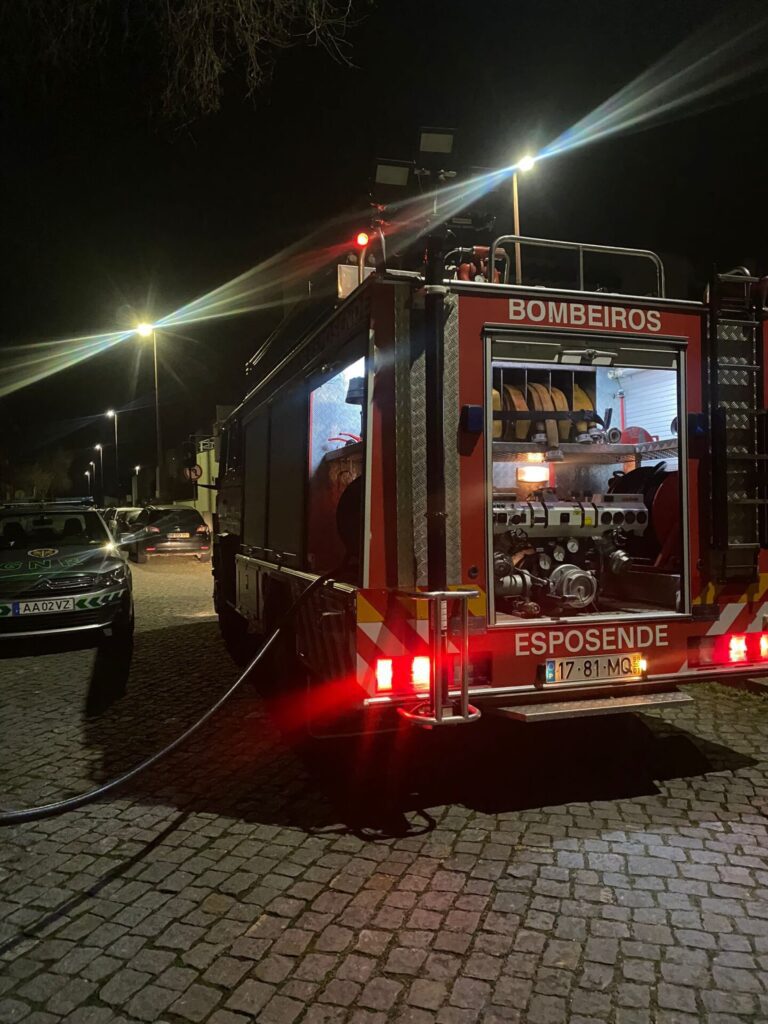 Esposende: Incêndio em contentor mobiliza bombeiros para a rua do Fanico incendio rua do fanico esposende