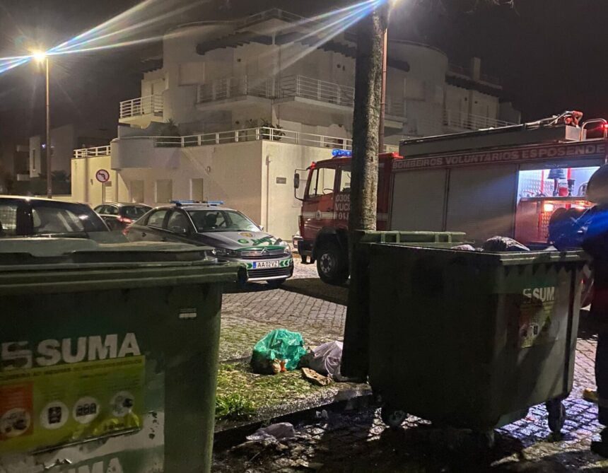 Esposende: Incêndio em contentor mobiliza bombeiros para a rua do Fanico incendio residuos rua fanico esposende