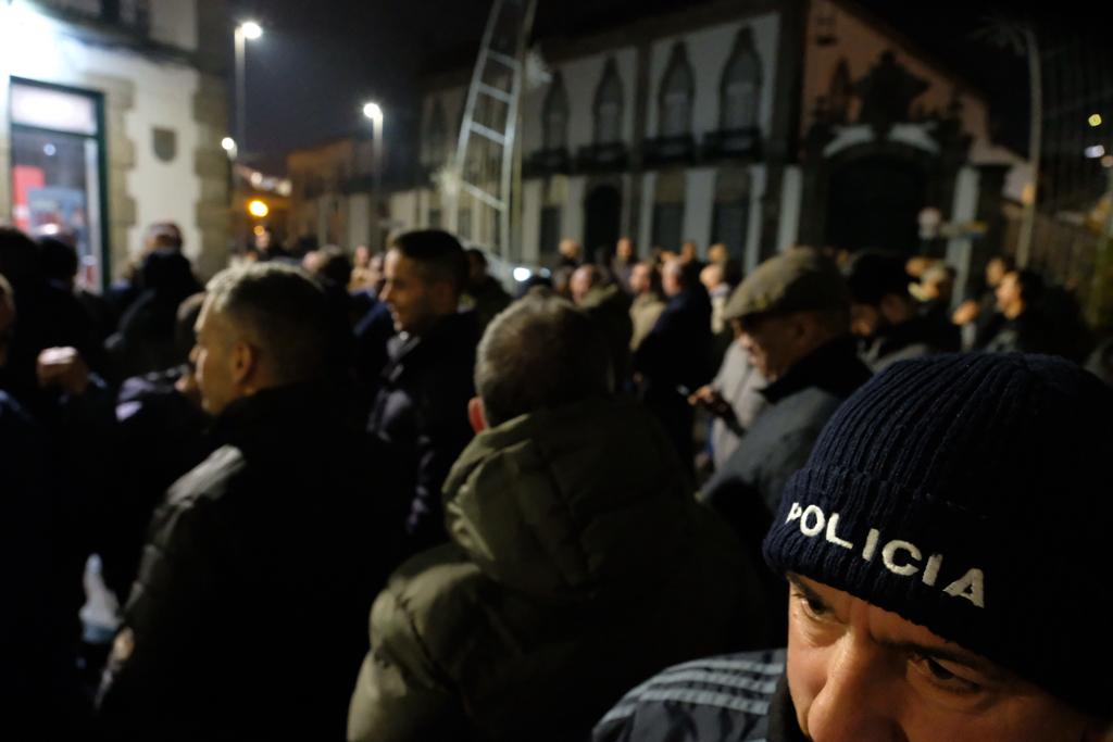Viana: Ruidoso silêncio. PSP e Guarda em vigília frente à Câmara Municipal por melhores condições PSP Viana do Castelo vigília