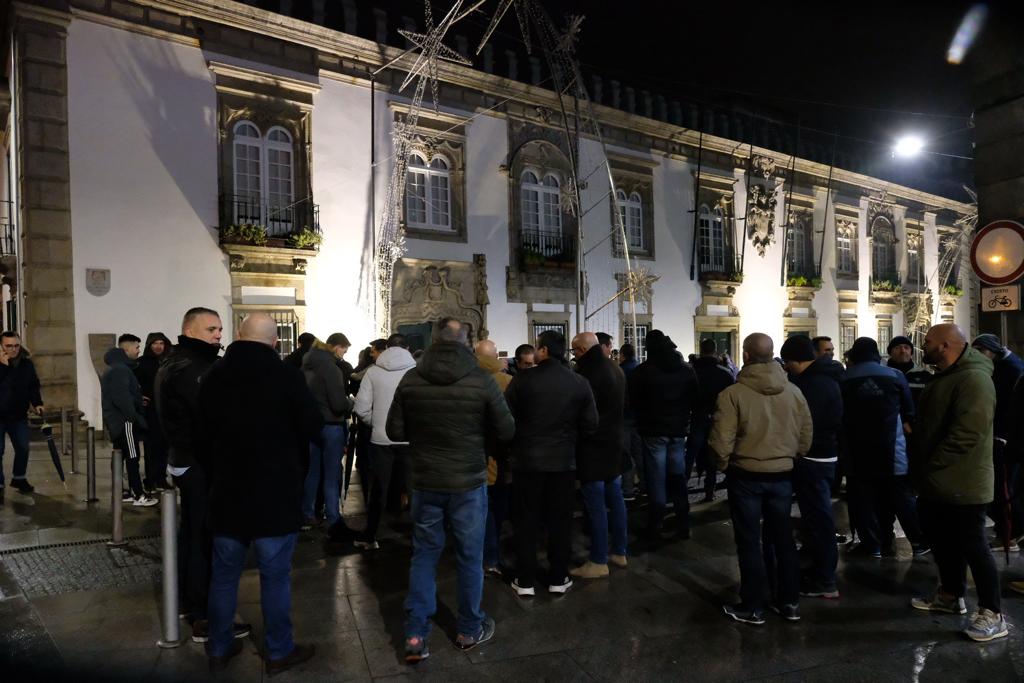 Viana: Ruidoso silêncio. PSP e Guarda em vigília frente à Câmara Municipal por melhores condições PSP Viana do Castelo vigília