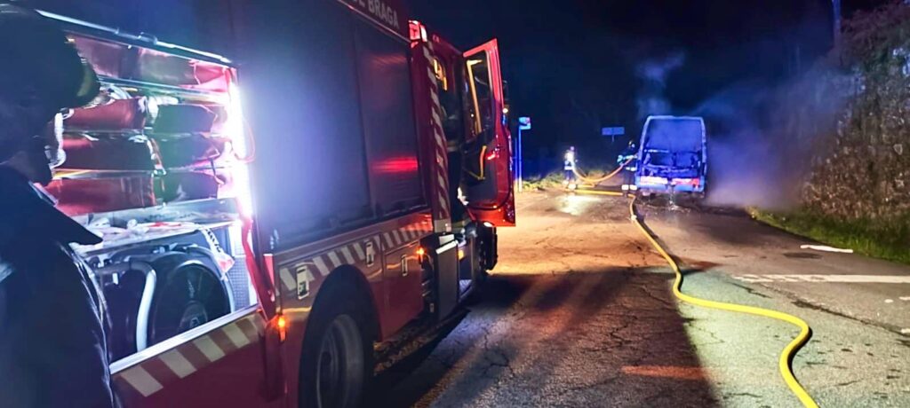 Braga: Menos um autocarro nos TUB. Este ardeu por completo WhatsApp Image 2024 01 28 at 19.27.28