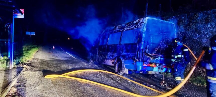 Braga: Menos um autocarro nos TUB. Este ardeu por completo autocarro arde tub
