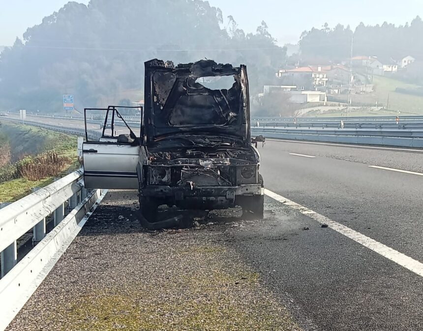 Barcelos: Todo terreno arde na A11 em Carvalhal land rover arde na a11