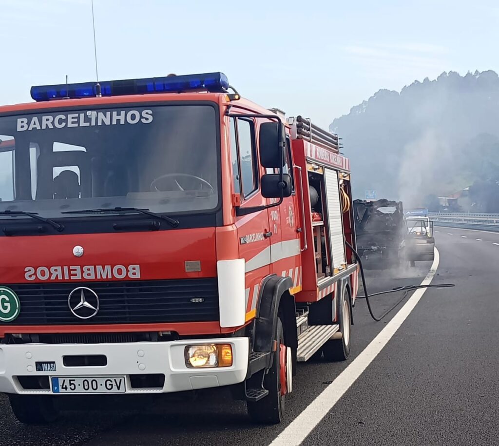 Barcelos: Todo terreno arde na A11 em Carvalhal arde na a11