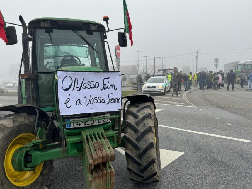 Alto Minho: E por lá continuam na EN13. Agricultores do Norte mantém bloqueios em Valença Tratores protesto valenca