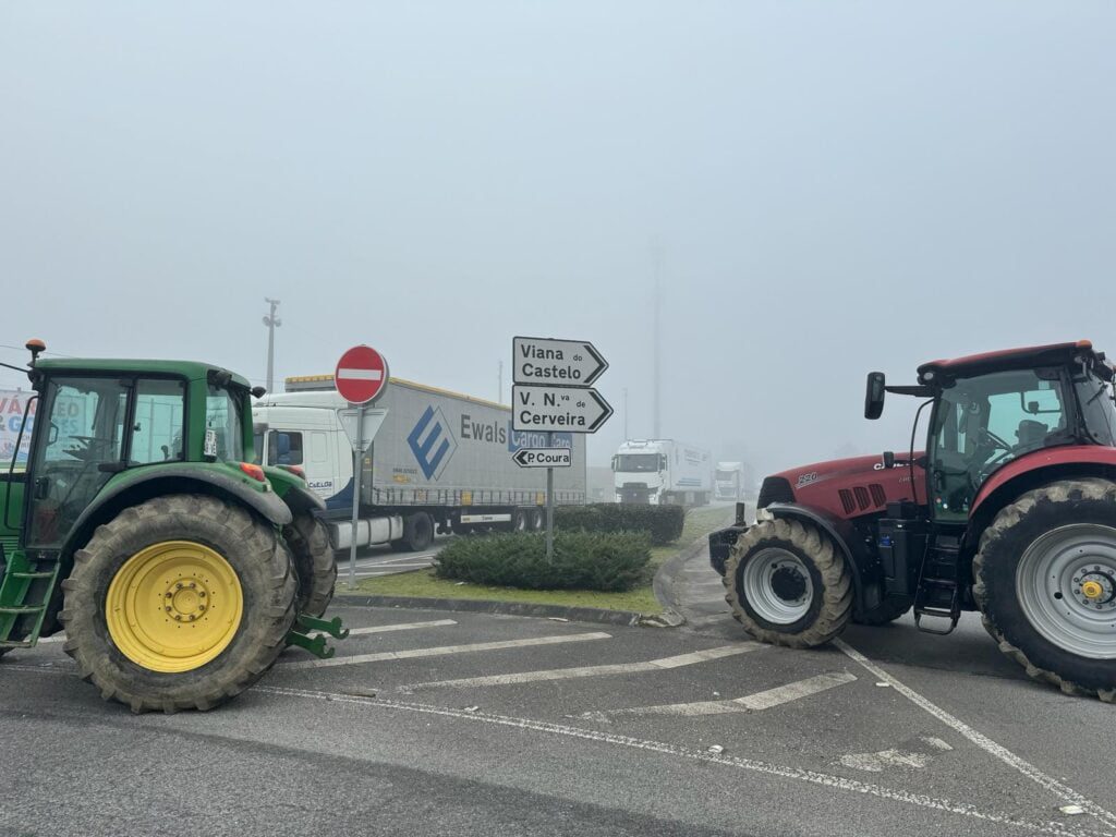 Alto Minho: E por lá continuam na EN13. Agricultores do Norte mantém bloqueios em Valença Tratores protesto valenca