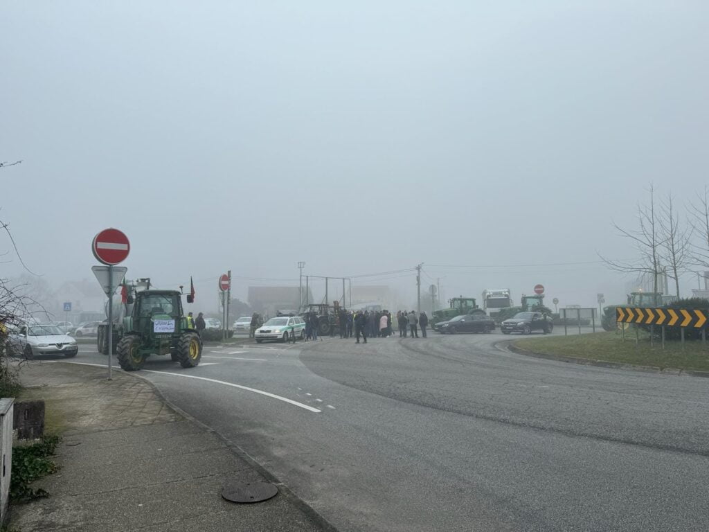 Alto Minho: E por lá continuam na EN13. Agricultores do Norte mantém bloqueios em Valença 425766921 425165466738817 5486407970542125244 n