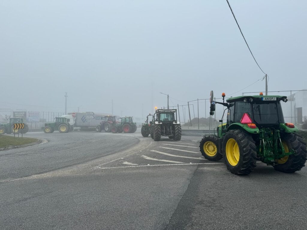 Alto Minho: E por lá continuam na EN13. Agricultores do Norte mantém bloqueios em Valença 425842561 425165610072136 2642438412590975152 n