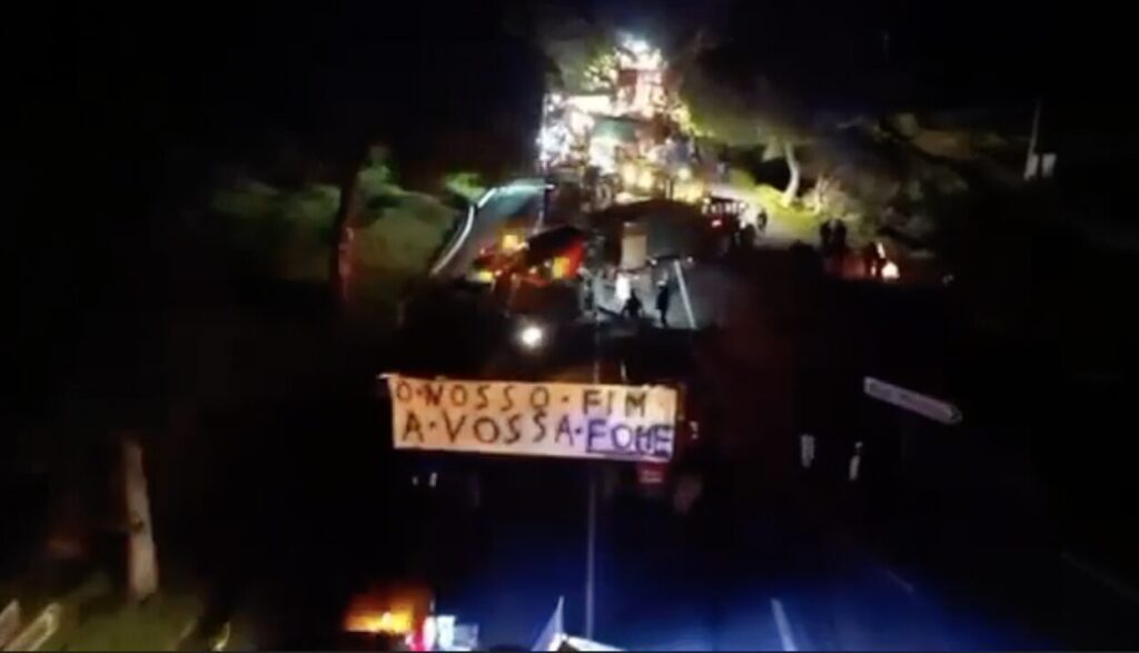 Portugal acorda com protestos na rua dos Agricultores. Há várias vias cortadas agricultores protesto