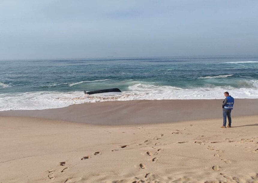 Estado violento do mar atira resulta em naufrágio de embarcação Embarcação de pesca naufraga na Figueira da Foz