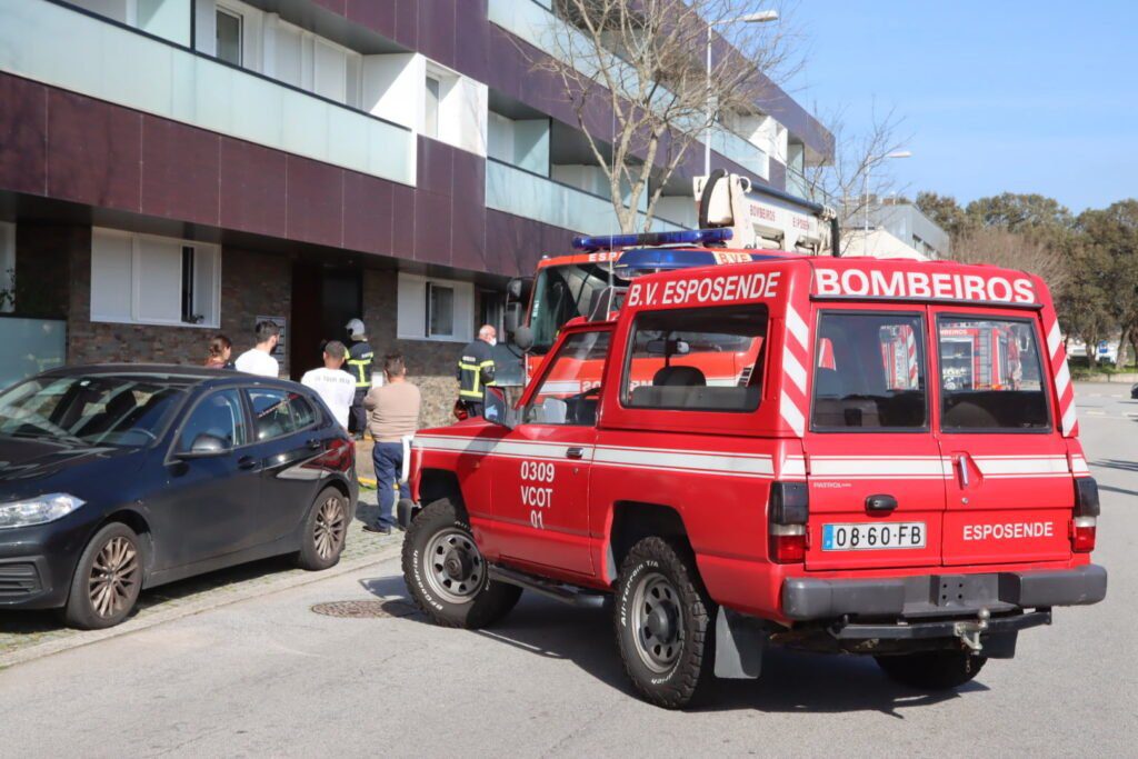 Esposende: Incêndio em habitação obriga a evacuar ala de apartamentos IMG 7455