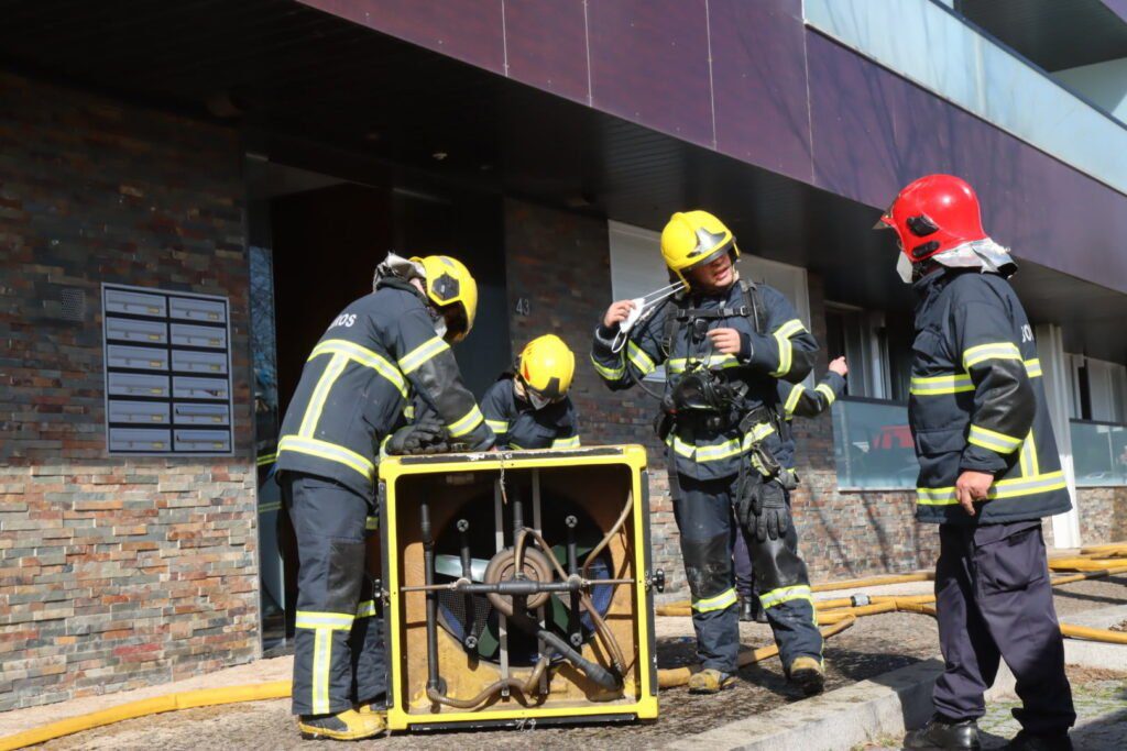 Esposende: Incêndio em habitação obriga a evacuar ala de apartamentos IMG 7463