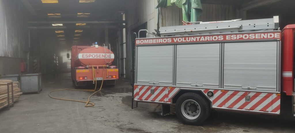 Esposende: Incêndio atinge silos da XPZ em Vila Chã Incendio XPZ Vila Cha Esposende