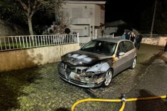 Carro arder em fonte boa esposende