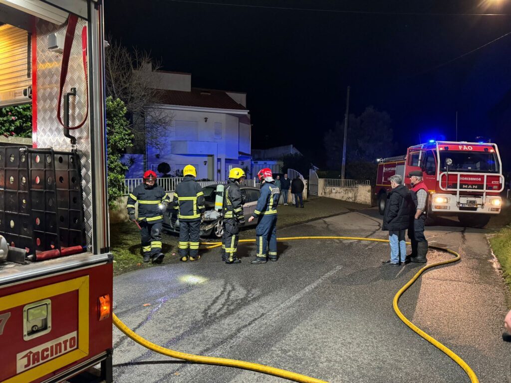 Esposende: Carro arder em Fonte Boa na EN205-1 carro arder fonte boa esposende