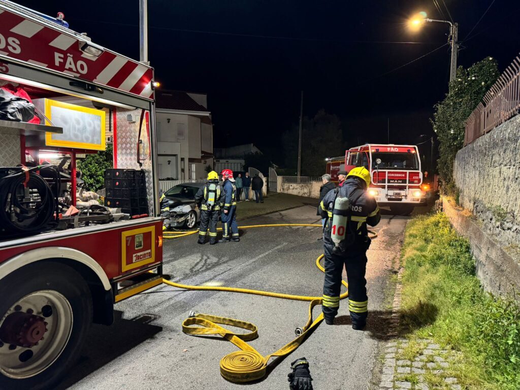 Esposende: Carro arder em Fonte Boa na EN205-1 carro arder fonte boa esposende