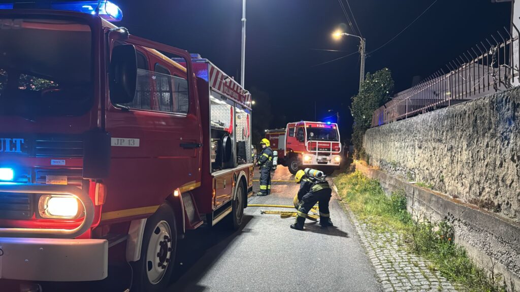 Esposende: Carro arder em Fonte Boa na EN205-1 carro arder fonte boa esposende