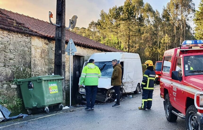 Esposende: Um ferido grave entre as 4 vítimas de violento acidente em Forjães acidente esposende En103 forjaes - 1
