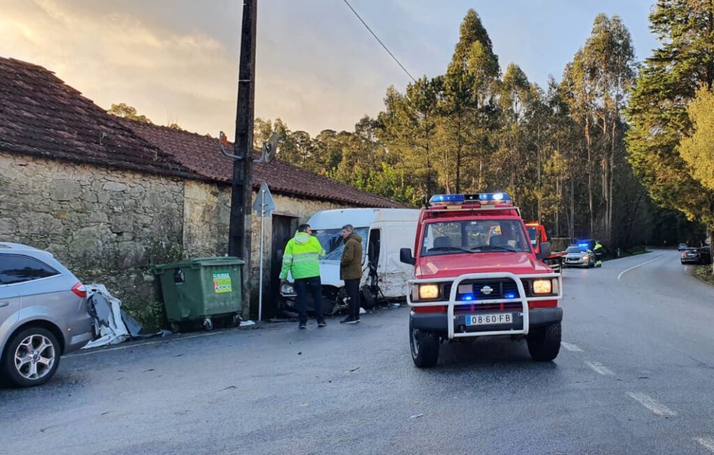 Esposende: Um ferido grave entre as 4 vítimas de violento acidente em Forjães acidente esposende En103 forjaes - 2