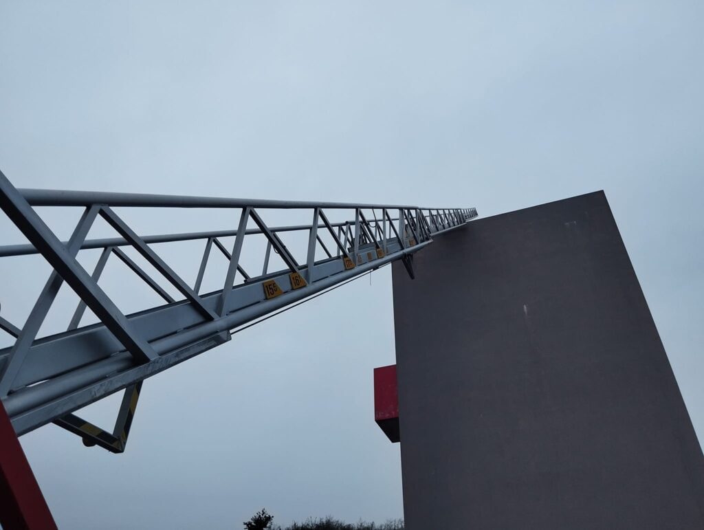 Ponte da Barca: Emigrante português doa "reboque escada" aos bombeiros Reboque escada bombeiros ponte da barca