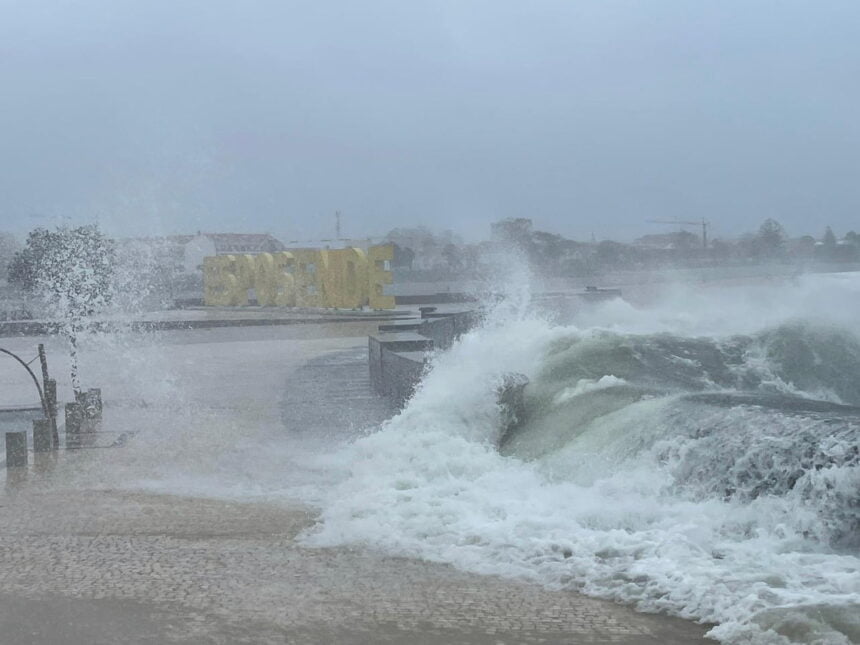 Aí está a "Cláudia". Vem com chuva, agitação marítima e vento mar mau tempo costa IPMA claudia