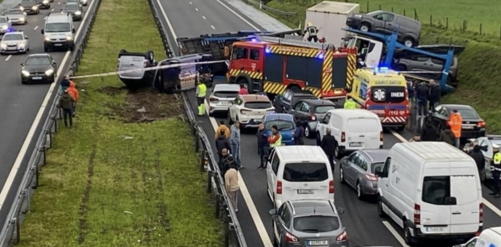 despiste camião reboque de viaturas A28 Vila do Conde