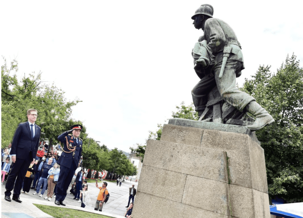Barcelos: Esta estátua faz hoje 70 anos e é uma referência para os bombeiros monumento ao bombeiro voluntario