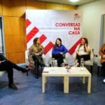 Mulher conversas na casa