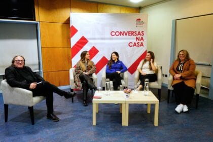 Mulher conversas na casa