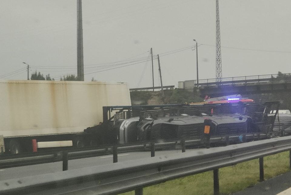 Acidente A28 despiste de camião de transporte de viaturas