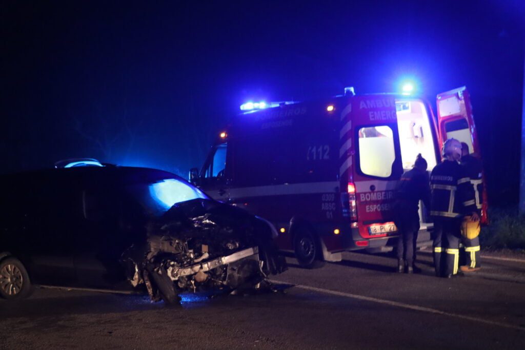 Esposende: Colisão frontal na EN103 faz três vítimas em Forjães Colisão forjaes