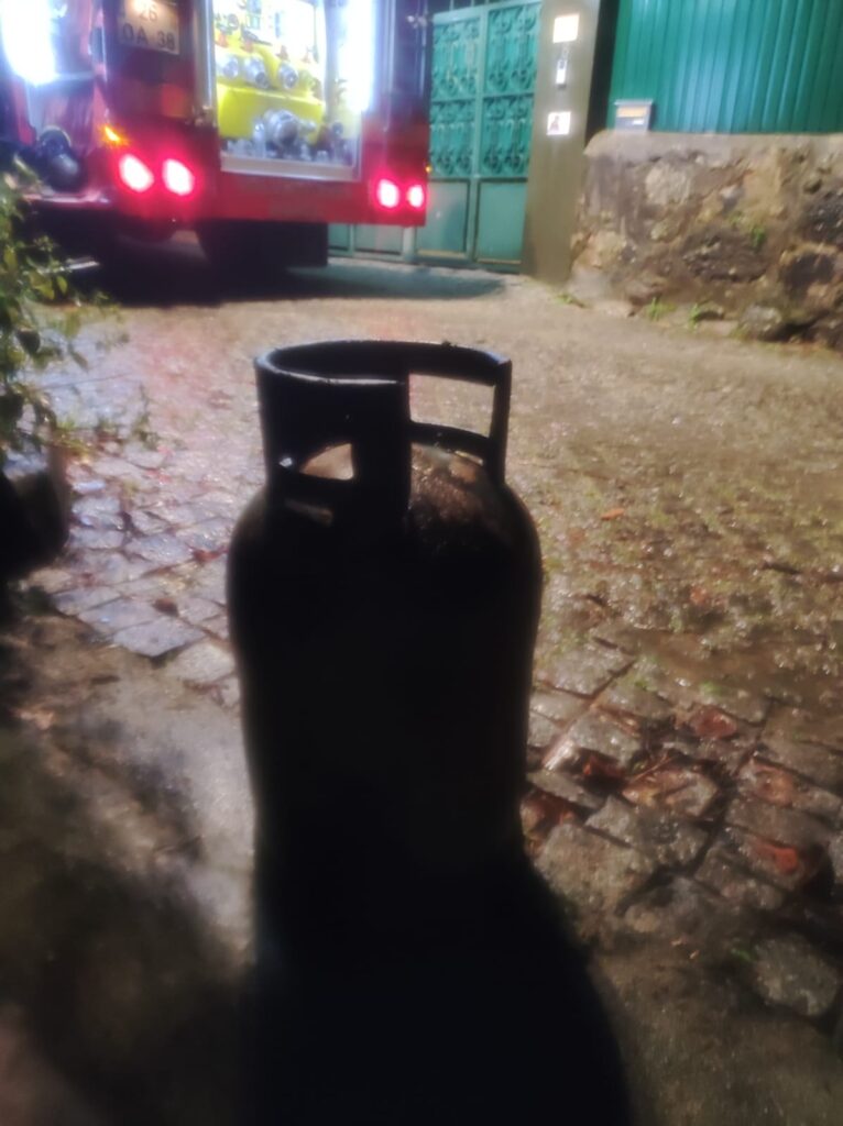 Braga: Incêndio em habitação provoca dois desalojados em Esporões incendio esporoes braga bombeiros