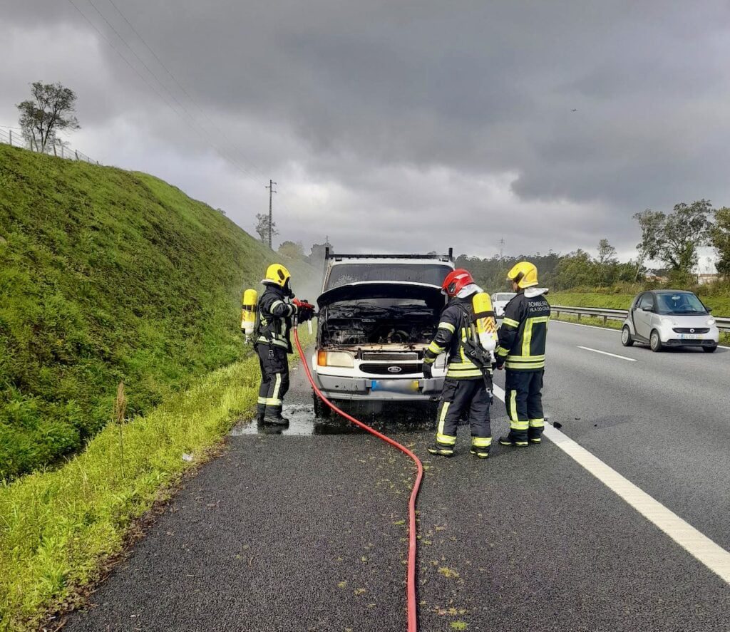 Carrinha arder A28